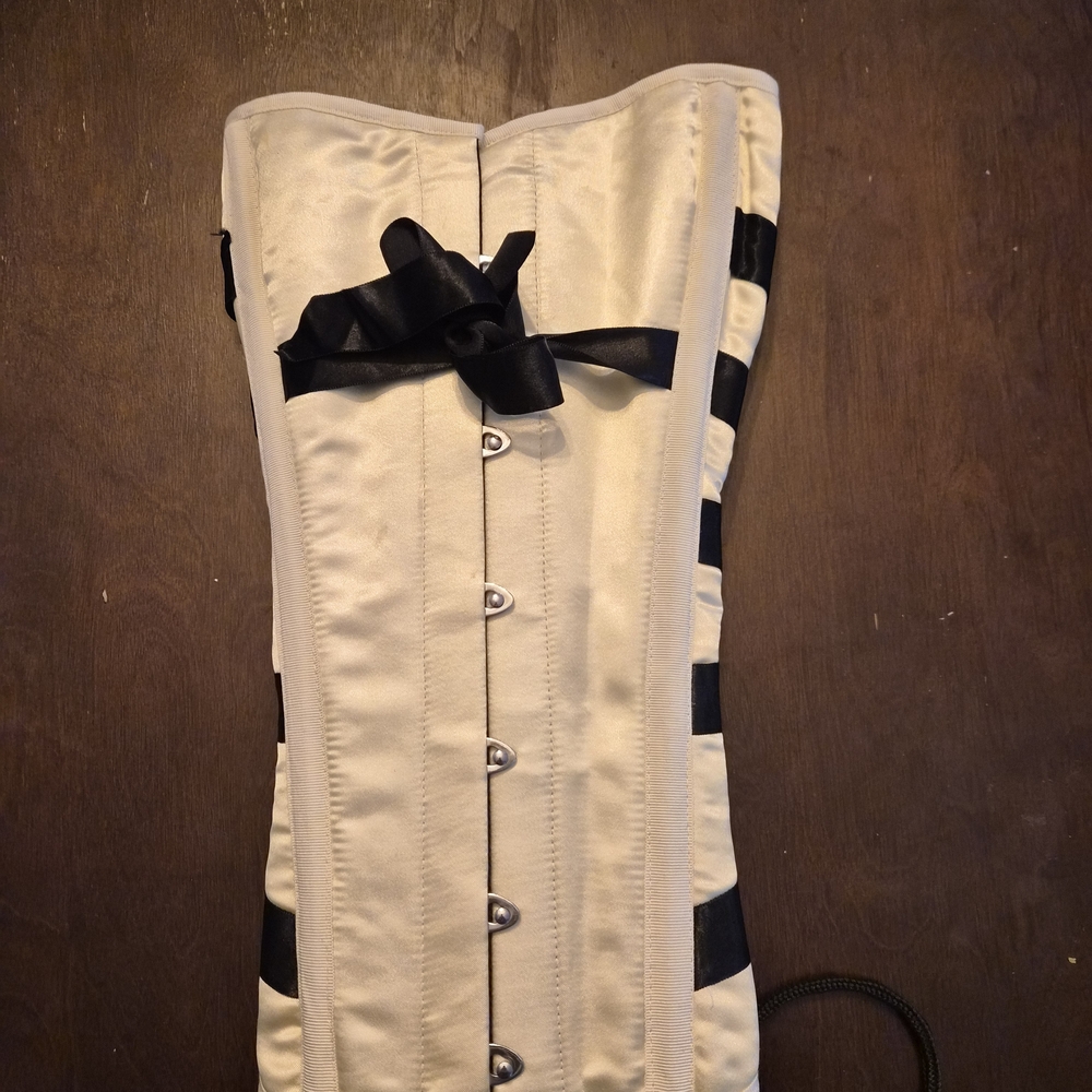 Saint & Sinners Virtue Corset - Picture 8 of 12
